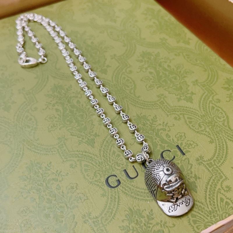 G*u*i necklaces
